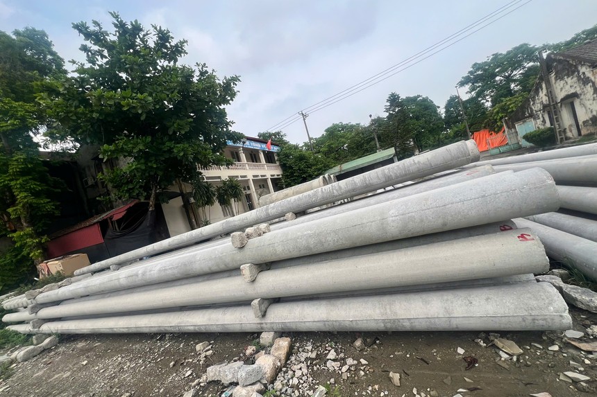 Bàn giao cột bê tông ly tâm cho dự án điện khí hóa nông thôn