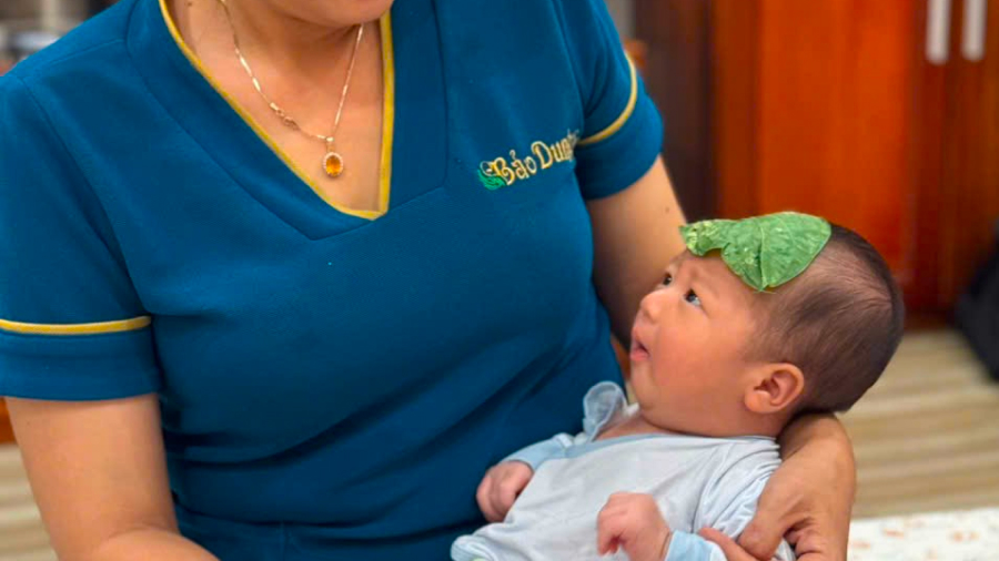 Cách tắm bé sơ sinh đúng cách và an toàn cho ba mẹ mới